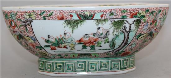 A Chinese famille verte square footed bowl, late 19th / early 20th century, 23cm